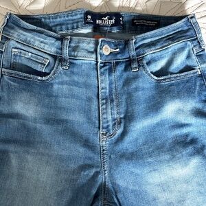 Hollister Women’s Skinny Jeans in Faded Light Blue Wash